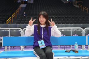 miwa Instagram - リハーサルと本番の歌唱の様子です。
小栗さんと一緒にステージに立って「ヒカリヘ」を歌う日が来るとは😢これも歴史の1ページとして胸に留めておこうと思います✨

風船割りは、他のチームは小栗さんをはじめ男性陣、みなさん体格の良い俳優さんでかためてきてるのに、紫チームはmiwaで、、、え！？勝つ気ある？ってなった瞬間でした。笑

（リハーサルのとき、紫はエンターテイメントでいこう！って紫チーム班長の清塚さんが入場で何かやってってその場で無茶振りして、それぞれなにしよう？ってなりながら、私はギター弾く真似しました😂🎸終始エンタメを提供しながら、個人個人！ってスローガンでめちゃめちゃ大健闘の紫チーム、面白くて和気あいあいとしていながらめちゃくちゃカッコよかったです💜）

#miwa
#トライストーン運動会
#トライストーン大運動会