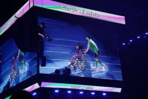 miwa Instagram - リハーサルと本番の歌唱の様子です。
小栗さんと一緒にステージに立って「ヒカリヘ」を歌う日が来るとは😢これも歴史の1ページとして胸に留めておこうと思います✨

風船割りは、他のチームは小栗さんをはじめ男性陣、みなさん体格の良い俳優さんでかためてきてるのに、紫チームはmiwaで、、、え！？勝つ気ある？ってなった瞬間でした。笑

（リハーサルのとき、紫はエンターテイメントでいこう！って紫チーム班長の清塚さんが入場で何かやってってその場で無茶振りして、それぞれなにしよう？ってなりながら、私はギター弾く真似しました😂🎸終始エンタメを提供しながら、個人個人！ってスローガンでめちゃめちゃ大健闘の紫チーム、面白くて和気あいあいとしていながらめちゃくちゃカッコよかったです💜）

#miwa
#トライストーン運動会
#トライストーン大運動会