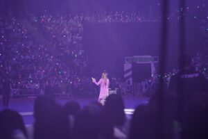 miwa Instagram - リハーサルと本番の歌唱の様子です。
小栗さんと一緒にステージに立って「ヒカリヘ」を歌う日が来るとは😢これも歴史の1ページとして胸に留めておこうと思います✨

風船割りは、他のチームは小栗さんをはじめ男性陣、みなさん体格の良い俳優さんでかためてきてるのに、紫チームはmiwaで、、、え！？勝つ気ある？ってなった瞬間でした。笑

（リハーサルのとき、紫はエンターテイメントでいこう！って紫チーム班長の清塚さんが入場で何かやってってその場で無茶振りして、それぞれなにしよう？ってなりながら、私はギター弾く真似しました😂🎸終始エンタメを提供しながら、個人個人！ってスローガンでめちゃめちゃ大健闘の紫チーム、面白くて和気あいあいとしていながらめちゃくちゃカッコよかったです💜）

#miwa
#トライストーン運動会
#トライストーン大運動会