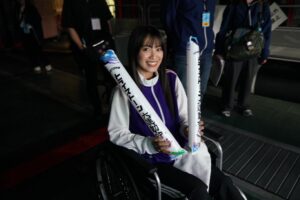 miwa Instagram - リハーサルと本番の歌唱の様子です。
小栗さんと一緒にステージに立って「ヒカリヘ」を歌う日が来るとは😢これも歴史の1ページとして胸に留めておこうと思います✨

風船割りは、他のチームは小栗さんをはじめ男性陣、みなさん体格の良い俳優さんでかためてきてるのに、紫チームはmiwaで、、、え！？勝つ気ある？ってなった瞬間でした。笑

（リハーサルのとき、紫はエンターテイメントでいこう！って紫チーム班長の清塚さんが入場で何かやってってその場で無茶振りして、それぞれなにしよう？ってなりながら、私はギター弾く真似しました😂🎸終始エンタメを提供しながら、個人個人！ってスローガンでめちゃめちゃ大健闘の紫チーム、面白くて和気あいあいとしていながらめちゃくちゃカッコよかったです💜）

#miwa
#トライストーン運動会
#トライストーン大運動会