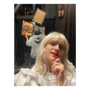 İpek Erdem Instagram - Sürpriiiiz! Canım @pashanyilmazell in  yazdığı, yönettiği ve @lisa.goere ile beraber oynadıkları “Juliet” oyununu izledim @asmalisahne de. Çok keyifli bir oyundu. 
Uzun zamandır görüşememiştik. İyi oldu🥰 
Paşoşum! şükür kavuşturana. Seni seyretmek, yeniden bir arada olmak çok güzel🫶🏻🙏🏼🌸