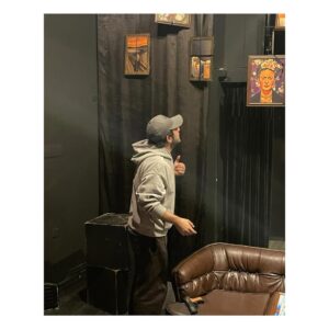 İpek Erdem Instagram - Sürpriiiiz! Canım @pashanyilmazell in  yazdığı, yönettiği ve @lisa.goere ile beraber oynadıkları “Juliet” oyununu izledim @asmalisahne de. Çok keyifli bir oyundu. 
Uzun zamandır görüşememiştik. İyi oldu🥰 
Paşoşum! şükür kavuşturana. Seni seyretmek, yeniden bir arada olmak çok güzel🫶🏻🙏🏼🌸