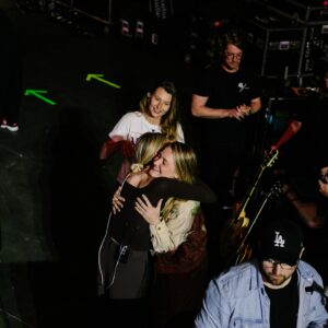 AJ Michalka Instagram - The most fun ever. When @kelseaballerini brought up the idea at the MSG show of joining her in LA it was an immediate yes! ….you are the sweetest and kindest soul to invent an entrance like this for us. Will never forget playing PBS with you in our hometown. Love you and your band and crew, the loveliest people just like you, have a great rest of the run and can’t wait to hang in pjs at the house 

📷 @catherinepowell