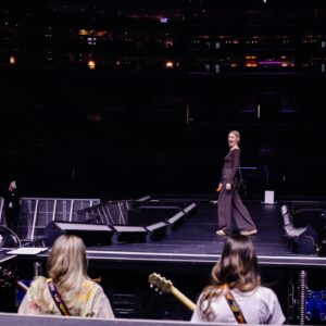 AJ Michalka Instagram - The most fun ever. When @kelseaballerini brought up the idea at the MSG show of joining her in LA it was an immediate yes! ….you are the sweetest and kindest soul to invent an entrance like this for us. Will never forget playing PBS with you in our hometown. Love you and your band and crew, the loveliest people just like you, have a great rest of the run and can’t wait to hang in pjs at the house 

📷 @catherinepowell