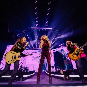 AJ Michalka Instagram - The most fun ever. When @kelseaballerini brought up the idea at the MSG show of joining her in LA it was an immediate yes! ….you are the sweetest and kindest soul to invent an entrance like this for us. Will never forget playing PBS with you in our hometown. Love you and your band and crew, the loveliest people just like you, have a great rest of the run and can’t wait to hang in pjs at the house 

📷 @catherinepowell
