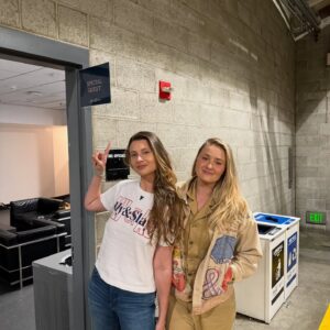 AJ Michalka Instagram - The most fun ever. When @kelseaballerini brought up the idea at the MSG show of joining her in LA it was an immediate yes! ….you are the sweetest and kindest soul to invent an entrance like this for us. Will never forget playing PBS with you in our hometown. Love you and your band and crew, the loveliest people just like you, have a great rest of the run and can’t wait to hang in pjs at the house 

📷 @catherinepowell
