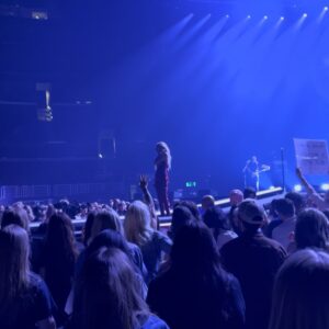 AJ Michalka Instagram - The most fun ever. When @kelseaballerini brought up the idea at the MSG show of joining her in LA it was an immediate yes! ….you are the sweetest and kindest soul to invent an entrance like this for us. Will never forget playing PBS with you in our hometown. Love you and your band and crew, the loveliest people just like you, have a great rest of the run and can’t wait to hang in pjs at the house 

📷 @catherinepowell