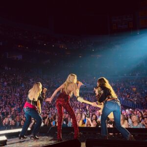 AJ Michalka Instagram - The most fun ever. When @kelseaballerini brought up the idea at the MSG show of joining her in LA it was an immediate yes! ….you are the sweetest and kindest soul to invent an entrance like this for us. Will never forget playing PBS with you in our hometown. Love you and your band and crew, the loveliest people just like you, have a great rest of the run and can’t wait to hang in pjs at the house 

📷 @catherinepowell