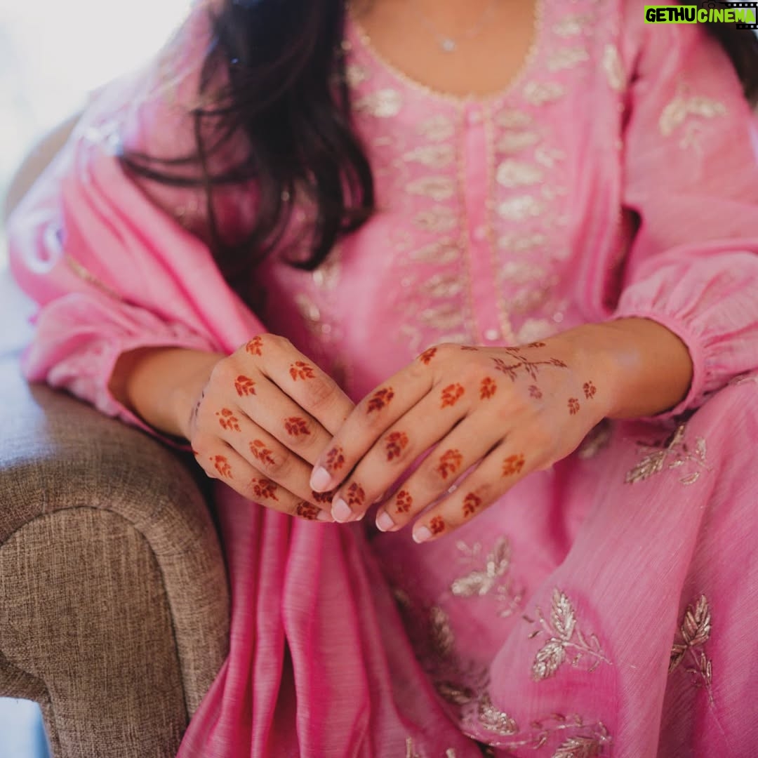 Aamina Sheikh - 3K Likes - 💖 عید مبارک 💖
عید کا پہلا دن
بہن کا دیا ہوا خوبصورت جوڑا پہنے
اپنے پیاروں کے سنگ
وقت اور ہر لمحے کا تیزی سے گزر جانےکا اشد احساس لیے۔۔۔