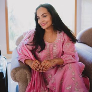 Aamina Sheikh Instagram - 💖 عید مبارک 💖
عید کا پہلا دن
بہن کا دیا ہوا خوبصورت جوڑا پہنے
اپنے پیاروں کے سنگ
وقت اور ہر لمحے کا تیزی سے گزر جانےکا اشد احساس لیے۔۔۔