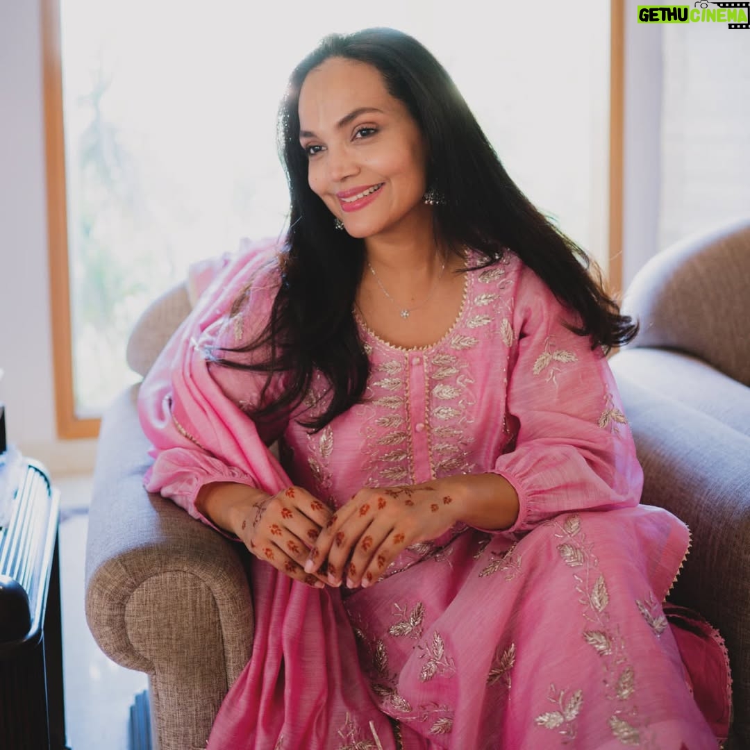 Aamina Sheikh - 3K Likes - 💖 عید مبارک 💖
عید کا پہلا دن
بہن کا دیا ہوا خوبصورت جوڑا پہنے
اپنے پیاروں کے سنگ
وقت اور ہر لمحے کا تیزی سے گزر جانےکا اشد احساس لیے۔۔۔