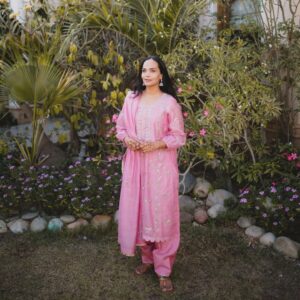 Aamina Sheikh Instagram - 💖 عید مبارک 💖
عید کا پہلا دن
بہن کا دیا ہوا خوبصورت جوڑا پہنے
اپنے پیاروں کے سنگ
وقت اور ہر لمحے کا تیزی سے گزر جانےکا اشد احساس لیے۔۔۔
