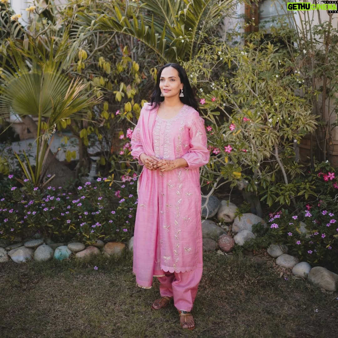 Aamina Sheikh - 3K Likes - 💖 عید مبارک 💖
عید کا پہلا دن
بہن کا دیا ہوا خوبصورت جوڑا پہنے
اپنے پیاروں کے سنگ
وقت اور ہر لمحے کا تیزی سے گزر جانےکا اشد احساس لیے۔۔۔