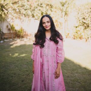 Aamina Sheikh Instagram - 💖 عید مبارک 💖
عید کا پہلا دن
بہن کا دیا ہوا خوبصورت جوڑا پہنے
اپنے پیاروں کے سنگ
وقت اور ہر لمحے کا تیزی سے گزر جانےکا اشد احساس لیے۔۔۔