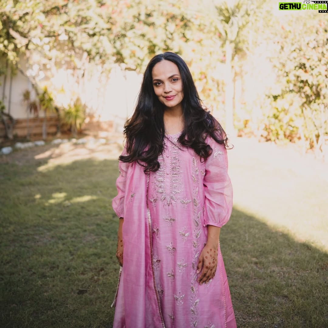 Aamina Sheikh - 3K Likes - 💖 عید مبارک 💖
عید کا پہلا دن
بہن کا دیا ہوا خوبصورت جوڑا پہنے
اپنے پیاروں کے سنگ
وقت اور ہر لمحے کا تیزی سے گزر جانےکا اشد احساس لیے۔۔۔
