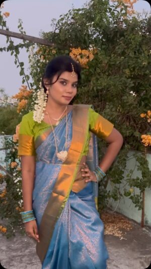 Aarthi Chandran Instagram - Me & endha venna mavan? 🥹♥️✨
Kanima Vibe 💃🔥
📸 @aarthi_plate 

#makeupaddict #reelsinstagram #reels #makeuptutorial #makeupartist #tamilreels 
 #reels #feelitreelit #reelsinstagram #tamilreels #gowiththetrends #reelsinstagram #love #funny  #grwm #grwmmakeup