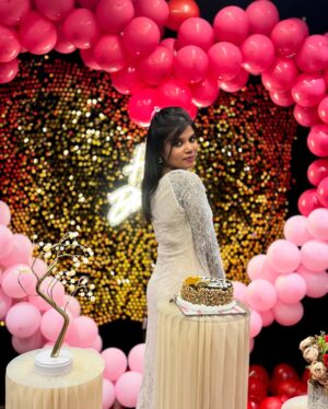 Aarthi Chandran Instagram - Unga Minnale 🙈🤍🦢✨

#mableaarthi