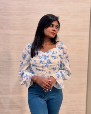 Aarthi Chandran Instagram - She was a love letter girl in a double-tap world 💌 💙🦋
#selflove #mableaarthi