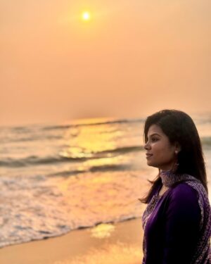 Aarthi Chandran Instagram - & sometimes, it takes forever to realise why it was important to paint your own sky ☀️ ✨
📸 @_its__sk__ 

#sunrise #beach #photooftheday #mableaarthi #marina