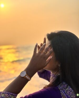 Aarthi Chandran Instagram - & sometimes, it takes forever to realise why it was important to paint your own sky ☀️ ✨
📸 @_its__sk__ 

#sunrise #beach #photooftheday #mableaarthi #marina