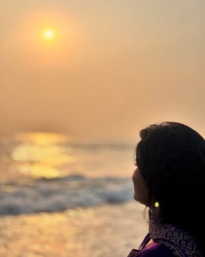 Aarthi Chandran Instagram - & sometimes, it takes forever to realise why it was important to paint your own sky ☀️ ✨
📸 @_its__sk__ 

#sunrise #beach #photooftheday #mableaarthi #marina