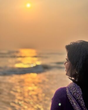 Aarthi Chandran Instagram - & sometimes, it takes forever to realise why it was important to paint your own sky ☀️ ✨
📸 @_its__sk__ 

#sunrise #beach #photooftheday #mableaarthi #marina