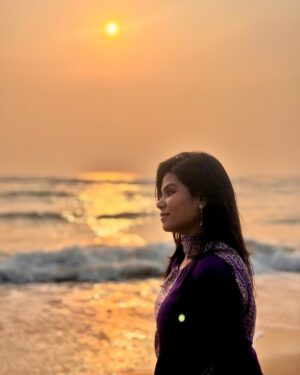 Aarthi Chandran Instagram - & sometimes, it takes forever to realise why it was important to paint your own sky ☀️ ✨
📸 @_its__sk__ 

#sunrise #beach #photooftheday #mableaarthi #marina