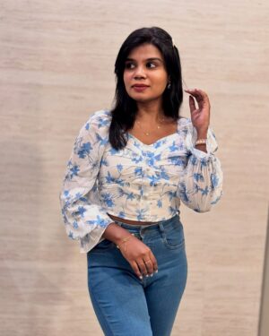 Aarthi Chandran Instagram - She was a love letter girl in a double-tap world 💌 💙🦋
#selflove #mableaarthi