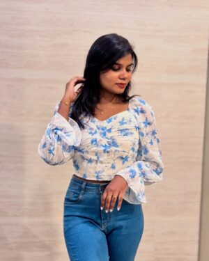 Aarthi Chandran Instagram - She was a love letter girl in a double-tap world 💌 💙🦋
#selflove #mableaarthi