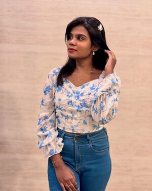 Aarthi Chandran Instagram - She was a love letter girl in a double-tap world 💌 💙🦋
#selflove #mableaarthi