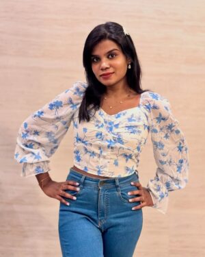 Aarthi Chandran Instagram - She was a love letter girl in a double-tap world 💌 💙🦋
#selflove #mableaarthi