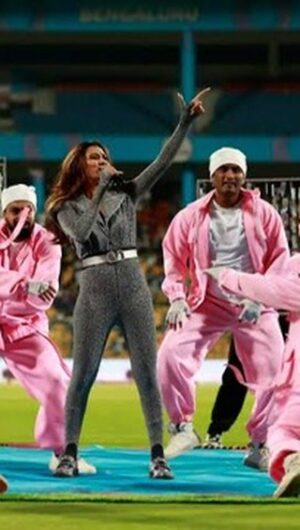 Aastha Gill Instagram - Cricket meets entertainment!
Mesmerizing show at M. Chinnaswamy
Stadium, Bengaluru! #WPL #BengaluruNights #livemusic