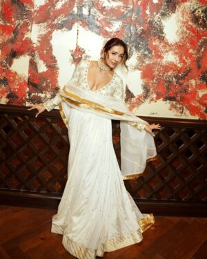 Aastha Sharma Instagram - Like a painting ❤️ @malaikaaroraofficial for Holi in 

Outfit @surilyg 
Jewellery @ishhaara via 
@ascend.rohank
Hair @hairstylist_madhav2.0
Make up @reshmaamerchant 
Styled by @aasthasharma @reannmoradian @iammanisha 
Images by @ishanzaka 
Managed by @naureen.abdullah