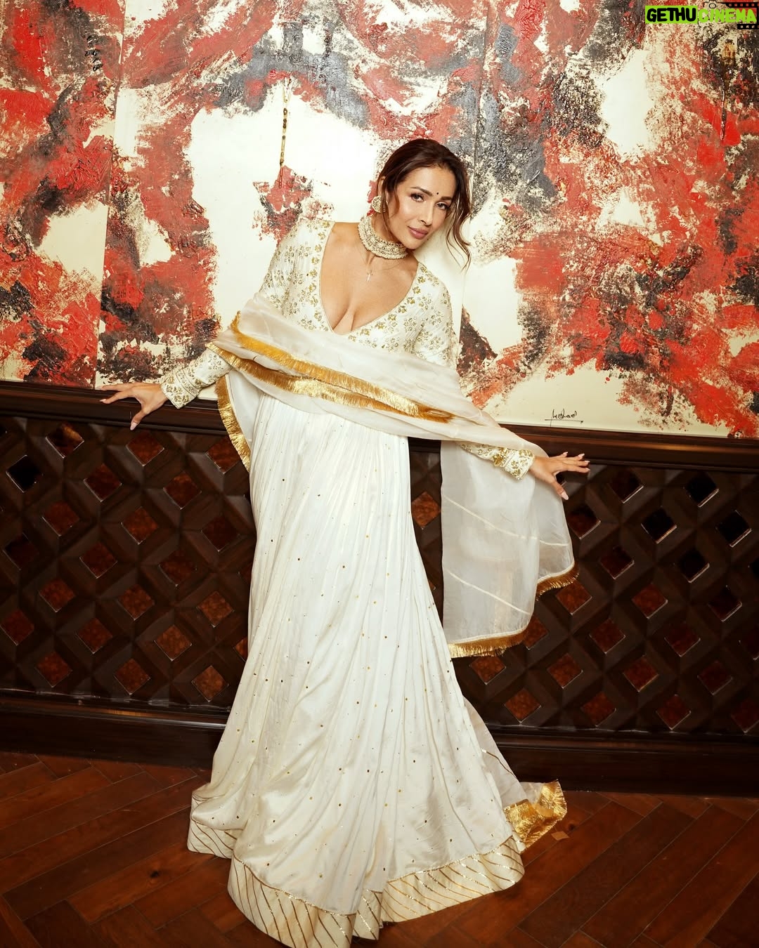 Aastha Sharma - 2.2K Likes - Like a painting ❤️ @malaikaaroraofficial for Holi in
Outfit @surilyg
Jewellery @ishhaara via
@ascend.rohank
Hair @hairstylist_madhav2.0
Make up @reshmaamerchant
Styled by @aasthasharma @reannmoradian @iammanisha
Images by @ishanzaka
Managed by @naureen.abdullah