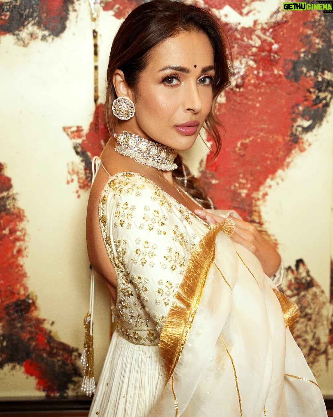 Aastha Sharma - 2.2K Likes - Like a painting ❤️ @malaikaaroraofficial for Holi in
Outfit @surilyg
Jewellery @ishhaara via
@ascend.rohank
Hair @hairstylist_madhav2.0
Make up @reshmaamerchant
Styled by @aasthasharma @reannmoradian @iammanisha
Images by @ishanzaka
Managed by @naureen.abdullah