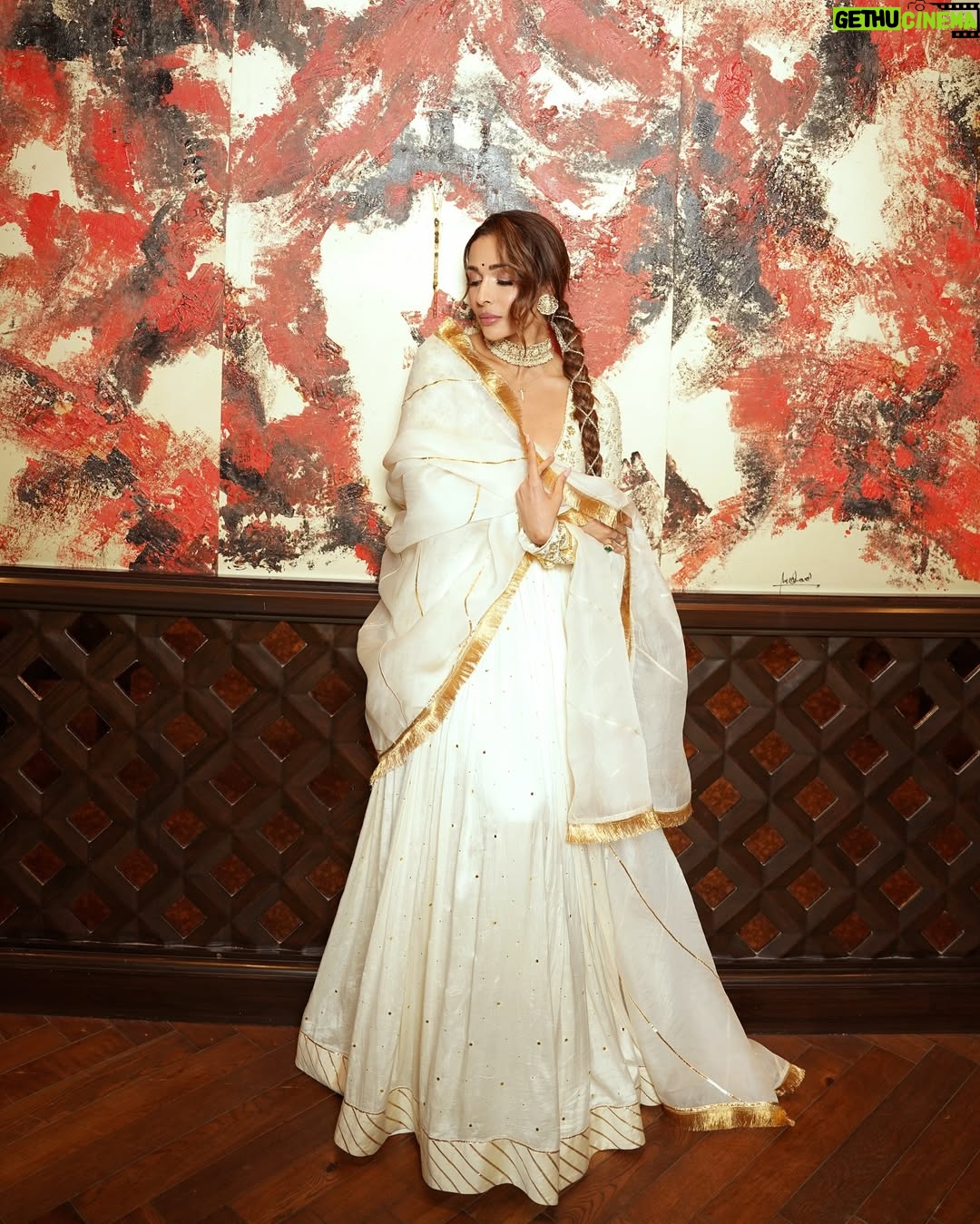 Aastha Sharma - 2.2K Likes - Like a painting ❤️ @malaikaaroraofficial for Holi in
Outfit @surilyg
Jewellery @ishhaara via
@ascend.rohank
Hair @hairstylist_madhav2.0
Make up @reshmaamerchant
Styled by @aasthasharma @reannmoradian @iammanisha
Images by @ishanzaka
Managed by @naureen.abdullah