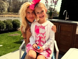 Abby Huntsman Instagram - Hopppppy Easter from these little 🐰’s 💜 💜