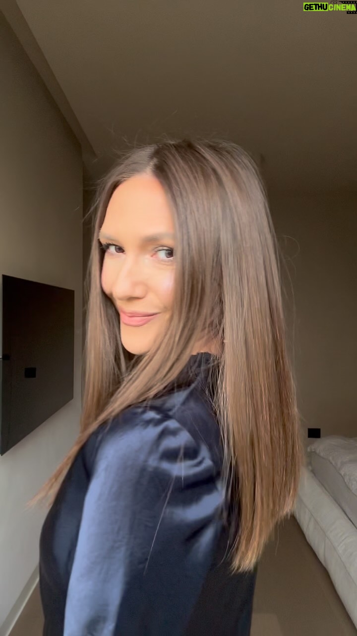 Adela Popescu - 47.9K Likes - Dupa o decolorare in urma careia singura solutie a fost sa ma tund foarte scurt, am decis sa las parul natural sa creasca . Imi intrase in cap ca sunt banala cu el asa, nici-nici, dar nu ma mai interesa. Tanjeam dupa textura aceea de par sanatos care scartaie a sanatate cand iti treci mana prin el. Asa ca am vopsit in culoare cat mai apropiata de parul meu si la doua saptamani tundeam. Vreo doi ani mai tarziu, iata-ma, mandra tare de parul meu proaspat spalat si necoafat, stralucitor si sanatos. Da, asa e el, drept ca foaia de hartie, motiv pentru care toata viata mi l-am ondulat.
Acum nici nu imi trece prin cap sa ma mai ating cu vreun decolorant de el, poate doar cu niste suvite cand o sa incep sa albesc. Adica cu certitudine atunci. :)