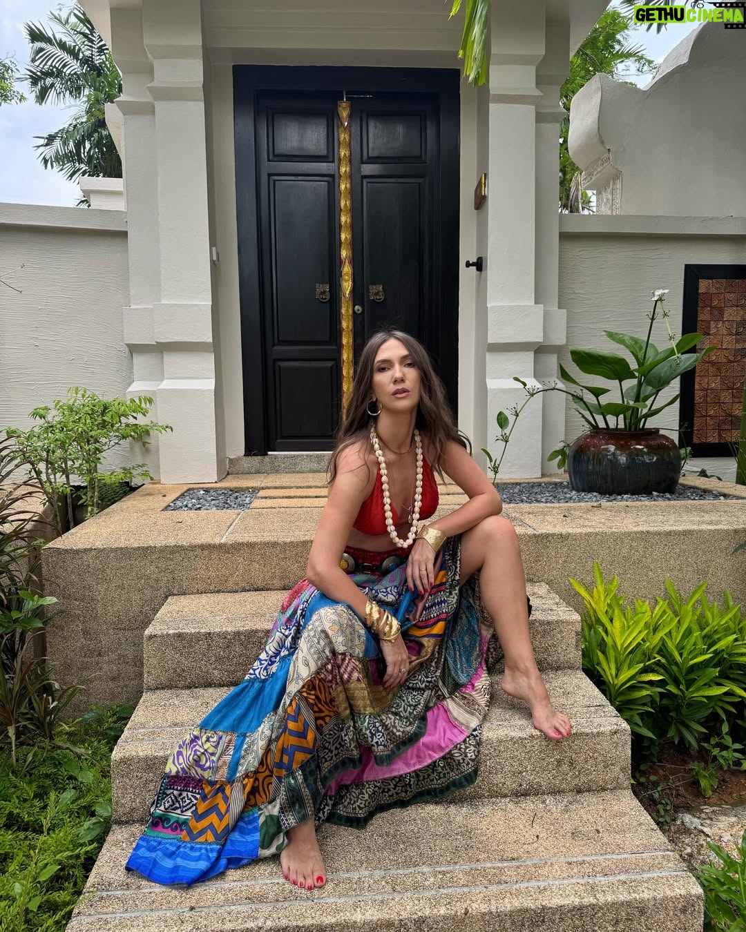 Adela Popescu - 47.7K Likes - Cand ai timp sa te dai si cu parfum si cu strugurel de buze. 🥰 #thailand