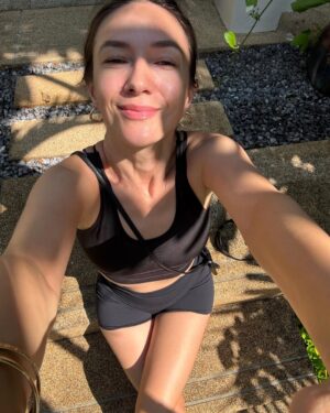 Adela Popescu Instagram - Cand ai timp sa te dai si cu parfum si cu strugurel de buze. 🥰  #thailand