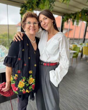 Adela Popescu Instagram - 70 ea, 38 eu.
70 de ani de cand s-a nascut si 38 de cand a decis sa imi arate ca viata e un loc sigur, frumos, magic, in care familia e cea mai importanta. 
Credinte ce au ajuns sa ma defineasca.
La multi ani, eroina noastra! ❤️
@doinapopescu