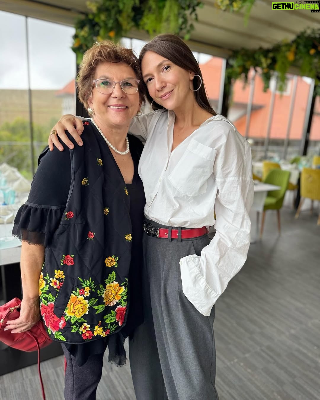Adela Popescu - 36.7K Likes - 70 ea, 38 eu.
70 de ani de cand s-a nascut si 38 de cand a decis sa imi arate ca viata e un loc sigur, frumos, magic, in care familia e cea mai importanta.
Credinte ce au ajuns sa ma defineasca.
La multi ani, eroina noastra! ❤️
@doinapopescu