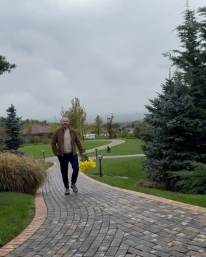 Adela Popescu Instagram - 70 ea, 38 eu.
70 de ani de cand s-a nascut si 38 de cand a decis sa imi arate ca viata e un loc sigur, frumos, magic, in care familia e cea mai importanta. 
Credinte ce au ajuns sa ma defineasca.
La multi ani, eroina noastra! ❤️
@doinapopescu