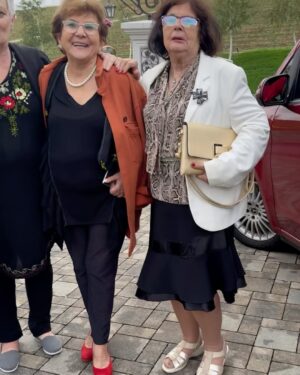 Adela Popescu Instagram - 70 ea, 38 eu.
70 de ani de cand s-a nascut si 38 de cand a decis sa imi arate ca viata e un loc sigur, frumos, magic, in care familia e cea mai importanta. 
Credinte ce au ajuns sa ma defineasca.
La multi ani, eroina noastra! ❤️
@doinapopescu
