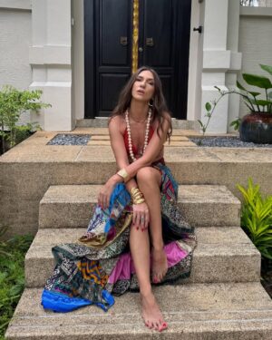 Adela Popescu Instagram - Cand ai timp sa te dai si cu parfum si cu strugurel de buze. 🥰  #thailand