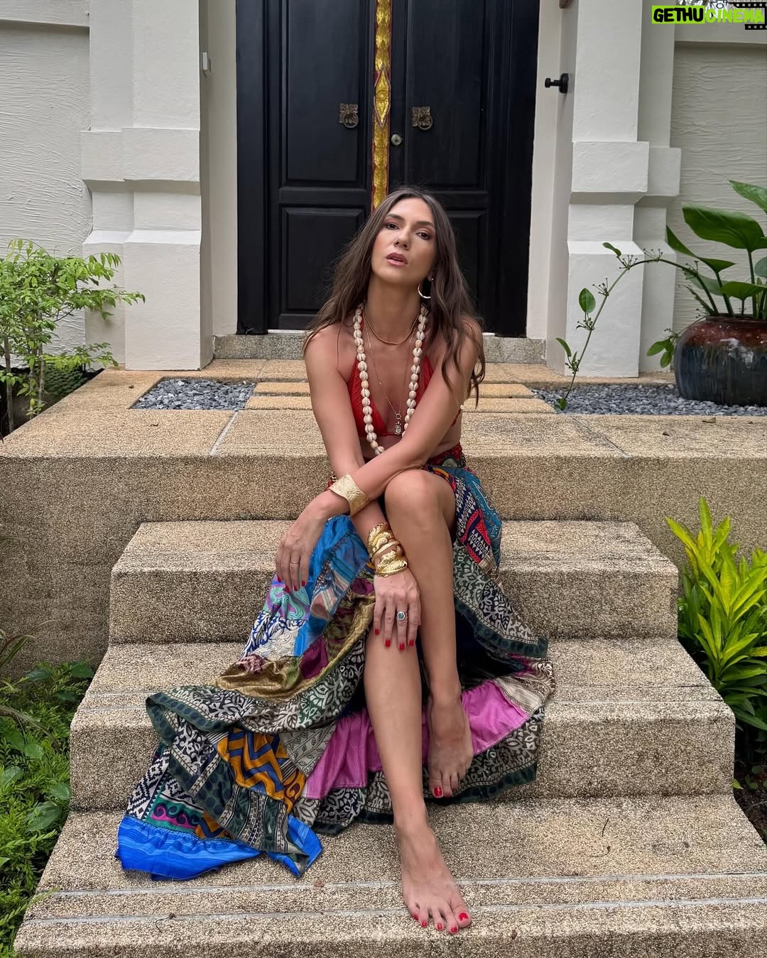 Adela Popescu - 47.7K Likes - Cand ai timp sa te dai si cu parfum si cu strugurel de buze. 🥰 #thailand