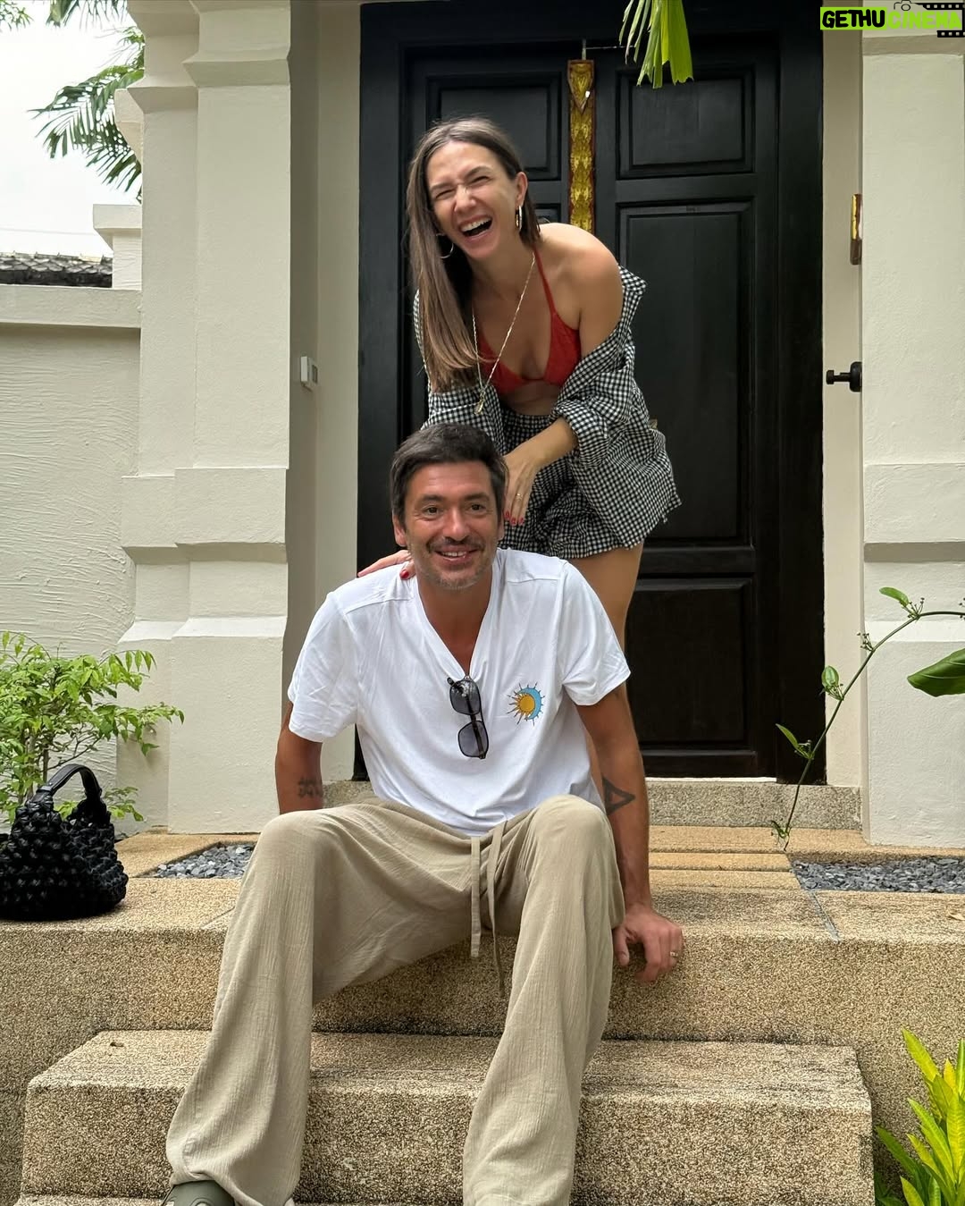 Adela Popescu - 46.3K Likes - Am uitat sa va spun… pe biletul de “la revedere” pe care mi l-a lasat @raduvalcan inainte de plecarea in Thailanda, erau detaliile zborului de ieri. ❤️