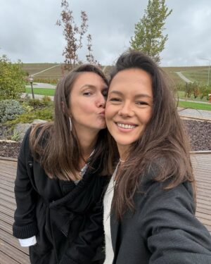 Adela Popescu Instagram - 70 ea, 38 eu.
70 de ani de cand s-a nascut si 38 de cand a decis sa imi arate ca viata e un loc sigur, frumos, magic, in care familia e cea mai importanta. 
Credinte ce au ajuns sa ma defineasca.
La multi ani, eroina noastra! ❤️
@doinapopescu