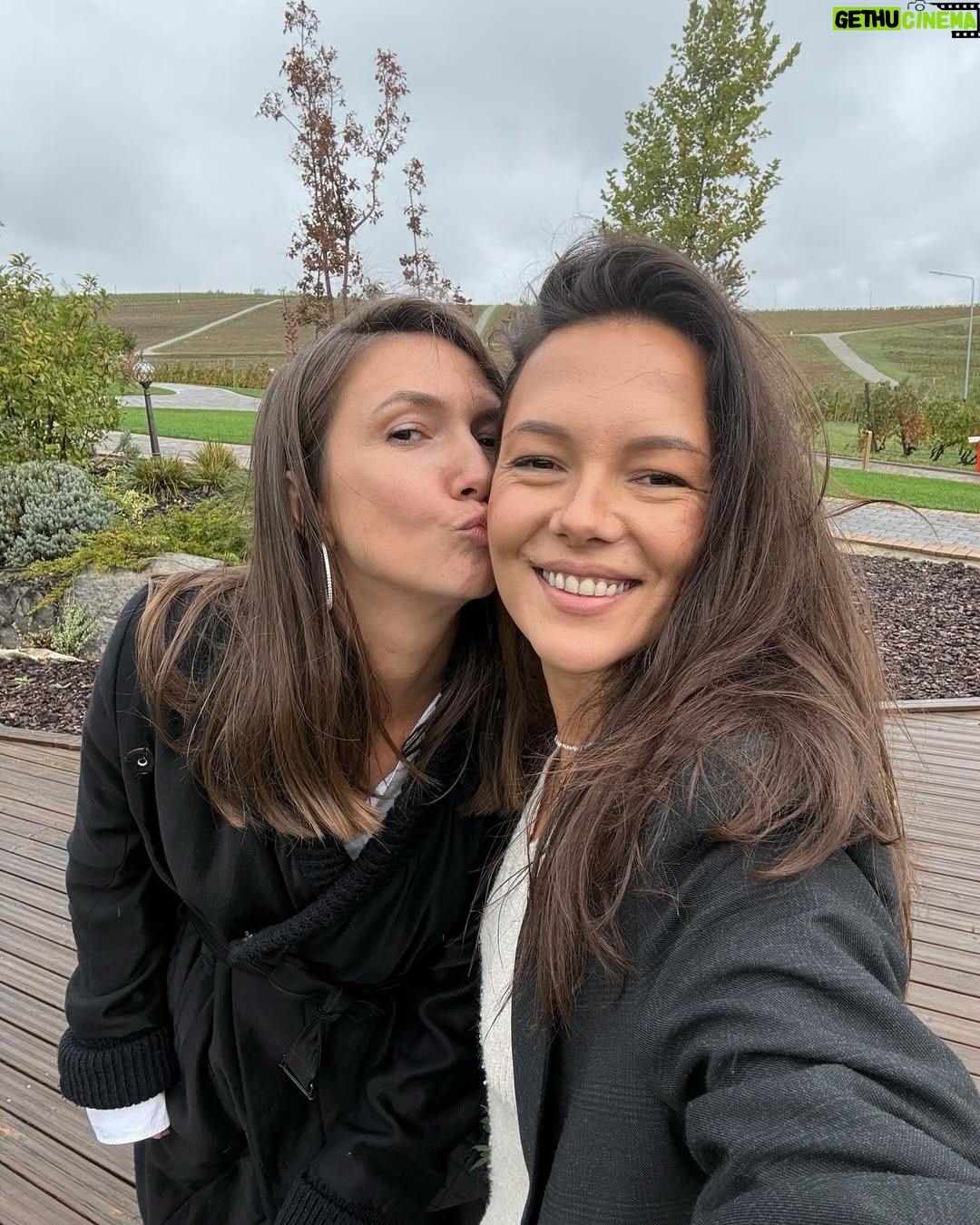 Adela Popescu - 36.7K Likes - 70 ea, 38 eu.
70 de ani de cand s-a nascut si 38 de cand a decis sa imi arate ca viata e un loc sigur, frumos, magic, in care familia e cea mai importanta.
Credinte ce au ajuns sa ma defineasca.
La multi ani, eroina noastra! ❤️
@doinapopescu