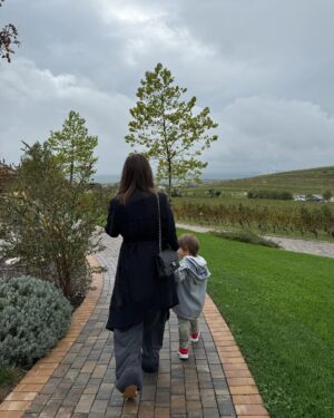 Adela Popescu Instagram - 70 ea, 38 eu.
70 de ani de cand s-a nascut si 38 de cand a decis sa imi arate ca viata e un loc sigur, frumos, magic, in care familia e cea mai importanta. 
Credinte ce au ajuns sa ma defineasca.
La multi ani, eroina noastra! ❤️
@doinapopescu